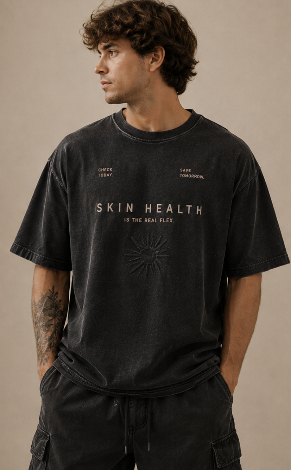 Person in schwarzem Campaign Shirt mit dem Frontprint „Skin Health is the real flex.“