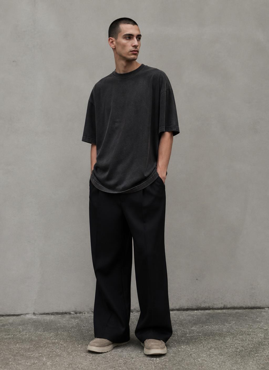 Modell in washed-black Oversized-Shirt